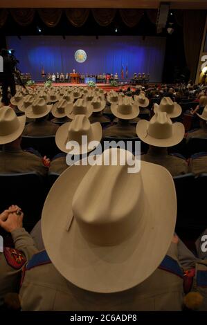 Austin, Texas, USA, 5. September 2003: Die neue Kadettenklasse des Ministeriums für öffentliche Sicherheit (DPS) erhält ihre provision in einer Zeremonie, bei der 160 Soldaten zur texanischen Staatspolizei hinzukommen. Die DPS-Offiziere sind die sichtbarsten Verbrecher in Texas und patrouillieren die tausende Kilometer langen Highways des Bundesstaates. ©Bob Daemmrich Stockfoto