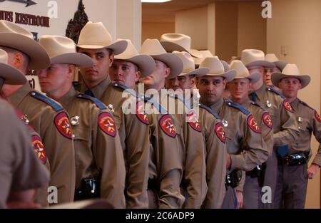 Austin, Texas, USA, 5. September 2003: Die neue Kadettenklasse des Ministeriums für öffentliche Sicherheit (DPS) erhält ihre Provisionen an einem feierlichen Freitag, bei dem 160 Soldaten zur texanischen Polizei hinzugefügt werden. Die DPS-Offiziere sind die sichtbarsten Verbrecher in Texas und patrouillieren die tausende Kilometer langen Highways des Bundesstaates. ©Bob Daemmrich Stockfoto