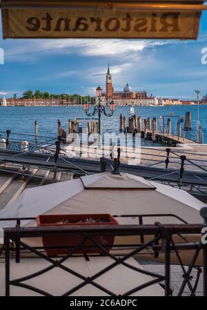 San Giorgio Maggiore in Venedig durch ein Fenster gesehen - Italien Stockfoto