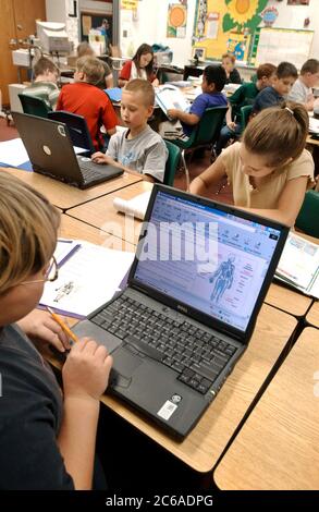 Gun Barrel City, Texas, USA, September 9 2003: Schüler, die drahtlose Laptops im Klassenzimmer der 5. Klasse nutzen. ©Bob Daemmrich Stockfoto