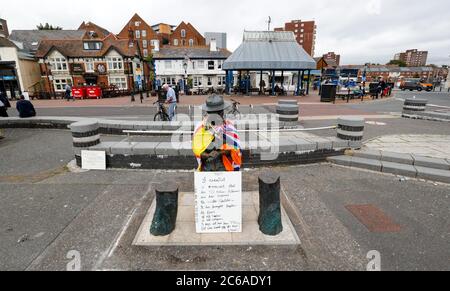 Poole, Großbritannien. Juli 2020. Die Statue von Lord Robert Baden-Powell wurde am Poole Quay in Dorset aufgedeckt. Die Statue, die Brownsea Island überblickt, wo das erste Pfadfinderlager stattfand, wurde im Juni vom BCP-Rat eingekerkelt, nachdem Bedenken geäußert wurden, dass die Statue im Zuge der Proteste gegen Black Lives Matter beschädigt werden könnte. Kredit: Richard Crease/Alamy Live Nachrichten Stockfoto