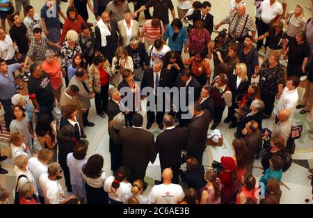 Austin Texas, USA, 15. September 2003: Die abwesenden Senatoren der Demokratischen Partei von Texas, die mehr als sechs Wochen im Exil in New Mexico verbrachten, um gegen ein von der republikanischen Mehrheit ausgearbeitetes parteiisches Umverteilungsgesetz zu protestieren, kehrten ins State Capitol zurück und jubelten die Anhänger mitreißend an. Senatoren versammelten sich mit Zuschauern in der Rotunde des Capitol, bevor sie sich auf den Weg zu einer rauen Pressekonferenz im Senatskammer machten. ©Bob Daemmrich Stockfoto