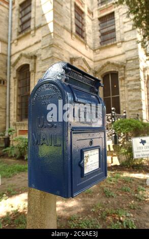 11. August 2003: GESCHICHTE VON TEXAS: Altes Gonzalez County Gefängnis im Hintergrund mit aktivem Postfach im Vordergrund. ©Bob Daemmrich Stockfoto