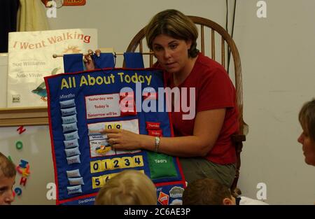 Gun Barrel City, Texas, USA, 9. September 2003: Eine Grundschullehrerin arbeitet mit ihren Schülern an Kalenderfertigkeiten und -Konzepten wie gestern, heute und morgen mit einem „alles über heute“-Wandhalter. MODELLVERSION SP60-65 (Schüler) und SP66-69 (Lehrer). ©Bob Daemmrich Stockfoto