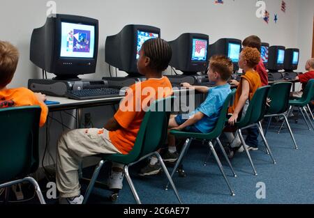 Gun Barrel City, Texas, USA, 9. September 2003: Schüler der 4. Und 5. Klasse sitzen im Computerlabor der Southside Elementary und arbeiten während der geplanten Computerzeit an Mathematik und Lesen von Softwareprogrammen. Keine Modellversionen verfügbar, nur zur redaktionellen Verwendung. ©Bob Daemmrich Stockfoto