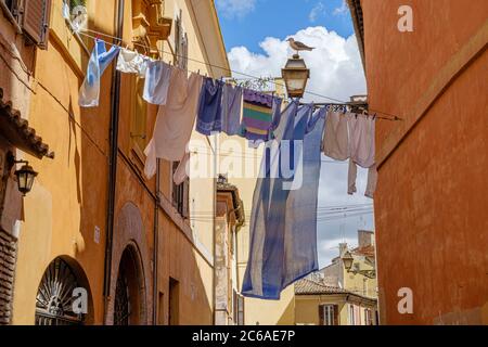 In Rom, Italien, wurde die Wäsche auf der anderen Straßenseite gewaschen Stockfoto