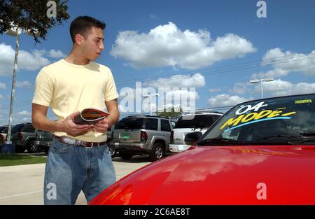 Austin Texas USA, 20. August 2003: Hispanischer 21-jähriger junger Mann kauft ein Auto bei einem GM-Händler in Chevrolet auf der „Moormeile“ im Süden von Austin. Angesichts der Wirtschaftskrise fällt es den Vertriebsmitarbeitern schwer, in diesem Sommer Käufer für neue Fahrzeuge zu begeistern. HERR ©Bob Daemmrich Stockfoto