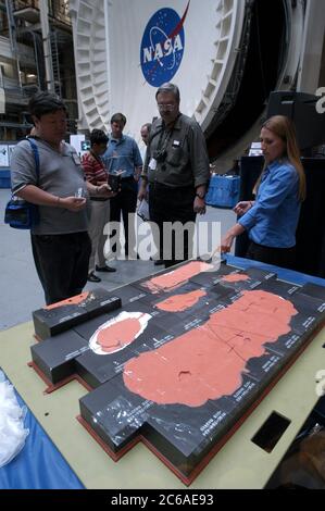 Houston Texas, USA, 16. September 2003: Auf einer Pressetour im Johnson Space Center sehen Medienmitglieder ein epoxidähnliches Füllmaterial, das nach der Columbia Space Shuttle-Katastrophe Anfang des Jahres entwickelt wurde und mit dem Astronauten Keramikfliesen auf dem Außenbereich des Shuttles während des Fluges reparieren können. ©Bob Daemmrich Stockfoto