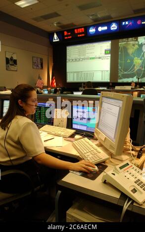 Houston Texas, USA, 18. September 2003: Weibliche Raumflugingenieurin im aktiven Mission Control Center (MCC) für die Internationale Raumstation (ISS), die sich derzeit im Orbit befindet. ©Bob Daemmrich Stockfoto