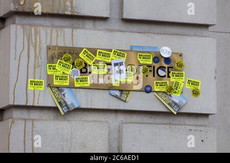 LONDON, Großbritannien - März, 2019: Das Kabinett des Vereinigten Königreichs ist mit Anti-Brexit-Aufklebern bedeckt Stockfoto