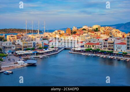Schöne Stadt Agios Nikolaos am See Voulismeni bei Sonnenuntergang. Insel Kreta, Griechenland Stockfoto