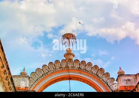 Eine Nahaufnahme der komplizierten Schnitzereien auf dem Bogen des Tores, das die beiden Höfe am Chowmahalla Palast, Hyderabad, Telangana, Indien verbindet. Stockfoto