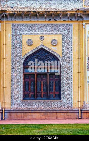 Eines der beiden Fenster, die den Eingang der durbar Halle/Nizam Wohnstätte flankieren. Kunstvoll gestaltet mit aufwändigen Stuckarbeiten. Chowmahalla Palace. Stockfoto