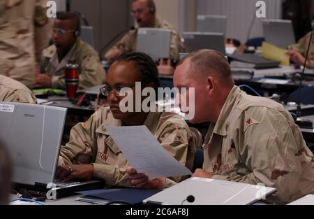 Fort Hood, Texas, USA 12. Dezember 2003: Befehlshaber der USA Streitkräfte führen Kampfsimulationsübungen in Fort Hood, dem weltweit größten Militärstützpunkt, durch, um den kombinierten Einsatz der Joint Task Force-7 nach Neujahr in den Irak vorzubereiten. Die siebentägige Übung umfasst britische, polnische und andere Koalitionstruppen und simuliert die realen Bedingungen im Irak für die Truppen auf dem Weg dorthin. ©Bob Daemmrich Stockfoto