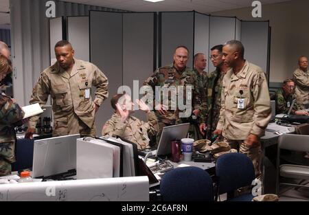 Fort Hood, Texas 12. Dezember 2003: Kommandeure der US-Streitkräfte führen am Freitag Kampfsimulationsübungen in Fort Hood, TX, der freien größten Armeebasis der Welt, durch, um den kombinierten Einsatz der Joint Task Force-7 nach Neujahr im Irak vorzubereiten. Die siebentägige Übung umfasst britische, polnische und andere Koalitionskräfte und arbeitet daran, die realen Bedingungen im Irak für die Truppen ©Bob Daemmrich zu simulieren Stockfoto