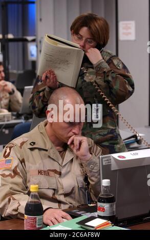 Fort Hood, Texas 12. Dezember 2003: Kommandeure der US-Streitkräfte führen am Freitag Kampfsimulationsübungen in Fort Hood, TX, der freien größten Armeebasis der Welt, durch, um den kombinierten Einsatz der Joint Task Force-7 nach Neujahr im Irak vorzubereiten. Die siebentägige Übung umfasst britische, polnische und andere Koalitionskräfte und arbeitet daran, die realen Bedingungen im Irak für die dort abgeleiteten Truppen zu simulieren. ©Bob Daemmrich Stockfoto