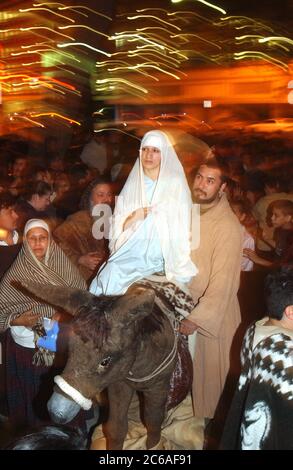 San Antonio, Texas, USA, 21. Dezember 2003: La Gran Posada, eine Nachstellung der Suche von Joseph und Mary nach Unterkünften vor Jesu Geburt, führt durch die Innenstadt von San Antonio zur Kathedrale von San Jose, dem ältesten katholischen Heiligtum des Landes. ©Bob Daemmrich Stockfoto