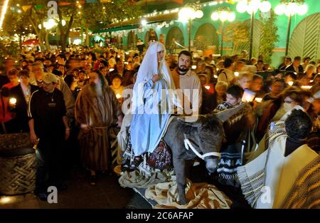 San Antonio, Texas, USA, 21. Dezember 2003: La Gran Posada, eine Nachstellung der Suche von Joseph und Mary nach Unterkünften vor Jesu Geburt, führt durch die Innenstadt von San Antonio zur Kathedrale von San Jose, dem ältesten katholischen Heiligtum des Landes. ©Bob Daemmrich Stockfoto