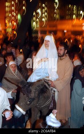 San Antonio, Texas, USA, 21. Dezember 2003: La Gran Posada, eine Nachstellung der Suche von Joseph und Mary nach Unterkünften vor Jesu Geburt, führt durch die Innenstadt von San Antonio zur Kathedrale von San Jose, dem ältesten katholischen Heiligtum des Landes. ©Bob Daemmrich Stockfoto