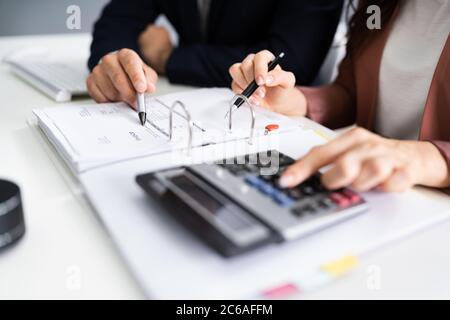 Buchhalter Manager Mann Und Frau Diskutieren Finanzbericht Stockfoto