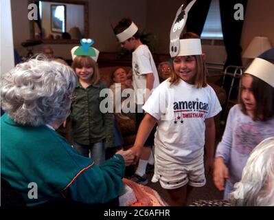 Austin, Texas, USA, 30. April 2004: Erstklässler der Barton Hills Elementary School besuchen ältere Bewohner in einem betreuten Wohnzentrum in Süd-Austin. ©Bob Daemmrich Stockfoto