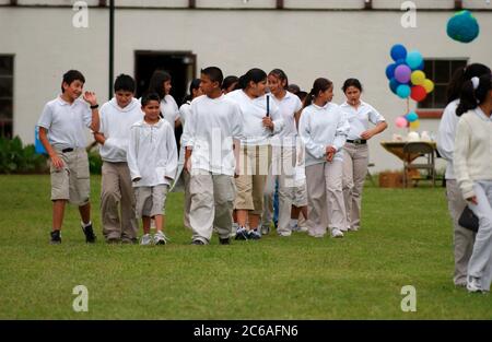 Austin Texas, USA, April 2004: Schüler der Mittelstufe tragen auf Schulausflügen weiße Poloshirts und Khaki-Hosen oder Shorts. ©Bob Daemmrich Stockfoto