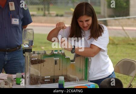 Austin Texas, USA, April 2004: Schüler der 6. Und 7. Klasse erfahren auf der von der City of Austin gesponserten Outdoor-Veranstaltung Blue Thumb mehr über Wasser- und Abwasserprobleme. Eine Lehrerin zeigt den Querschnitt des Grundwasserleiters. ©Bob Daemmrich Stockfoto