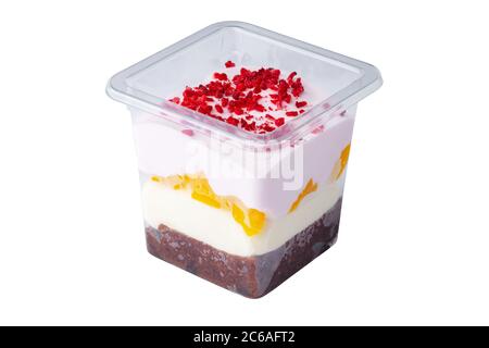 Mousse Dessert in Take Away Plastikbecher isoliert auf weiß Stockfoto
