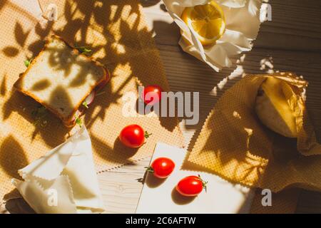 Gesunde Snack in Bienenwachs eingewickelt. Draufsicht Stockfoto