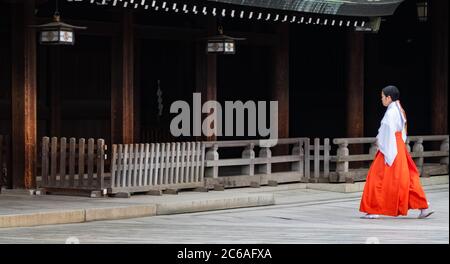 Miko oder Schreinmädchen auf dem Meiji Jingu Shinto Schreingelände, Tokyo, Japan Stockfoto