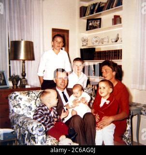 George H.W. Bush und Frau Barbara mit Kindern in Midland, Texas, Ende 1950er. Hintere Reihe von links nach rechts, George W. und Jeb; Sitzplätze von links nach rechts, Neil, George H. mit Doro, Marvin und Barbara. Foto: George Bush Presidential Library Stockfoto