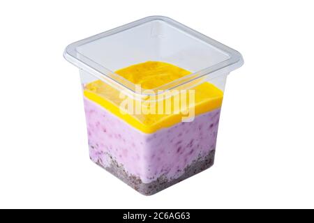 Mousse Dessert in Take Away Plastikbecher isoliert auf weiß Stockfoto