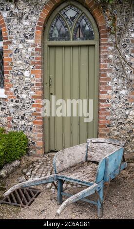 Alte Schubkarre vor dem Apfelgeschäft in West Dean Gardens in der Nähe von Chichester in East Sussex Stockfoto