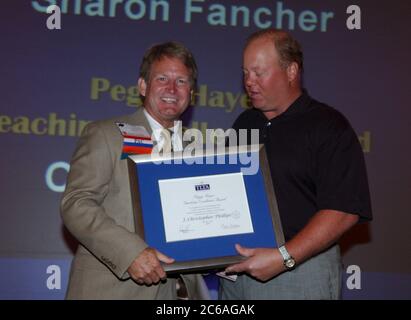 Corpus Christi Texas, USA, Juni 2004: Weißer Mann verleiht dem weißen Mann einen Preis während eines formellen Abendessens auf einer Verbandsveranstaltung. ©Bob Daemmrich Stockfoto