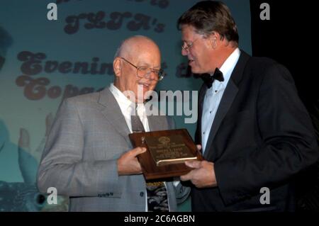 Corpus Christi Texas, USA, Juni 2004: Weißer Männchen im Smoking verleiht dem weißen Männchen beim formellen Abendessen auf der Konferenz der Berufsverbände den Preis. ©Bob Daemmrich Stockfoto