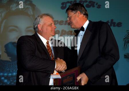 Corpus Christi Texas, USA, Juni 2004: Weißer Männchen im Smoking verleiht dem weißen Männchen beim formellen Abendessen auf der Konferenz der Berufsverbände den Preis. ©Bob Daemmrich Stockfoto