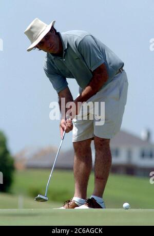 Corpus Christi, Texas, USA, Juni 2004: Ein Amateurgolfer beobachtet, wie sein Putt während eines Golfturniers in Richtung Loch rollt. Bob Daemmrich Stockfoto