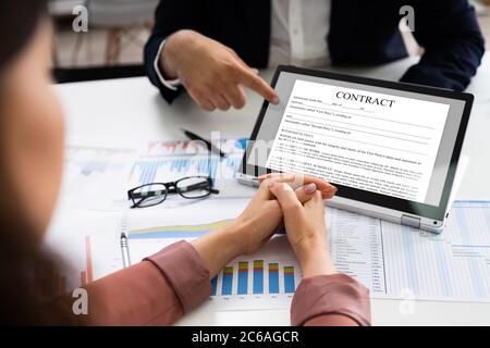 Rechtsrechtsvertrag Auf Dem Bildschirm Des Convertible Laptops Stockfoto