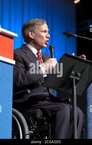 San Antonio, Texas, USA, Juni 2004: Texas Attorney General Greg Abbott spricht auf dem Texas Republican Convention. ©Bob Daemmrich Stockfoto