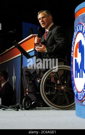 San Antonio, Texas, USA, Juni 2004: Texas Attorney General Greg Abbott spricht auf dem Texas Republican Convention. ©Bob Daemmrich Stockfoto
