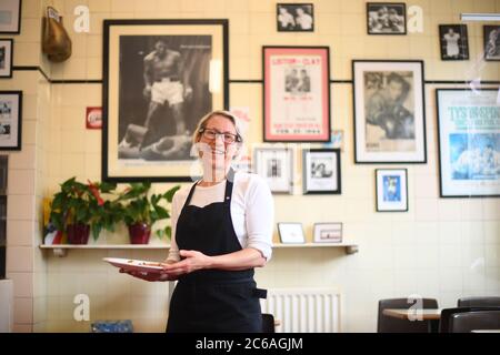 Claudia Perotti, Inhaberin des Regency Cafe in Westminster, London, als der Kanzler seinen Antrag ankündigt, die Menschen zum Essen zu ermutigen, mit einer Mehrwertsteuersabszung von 20% auf 5% im Gastgewerbe und einem Rabatt "Eat Out to Help Out". Gäste, die im August in teilnehmenden Restaurants in ganz Großbritannien essen, können jeden Montag, Dienstag und Mittwoch zum halben Preis speisen. Stockfoto