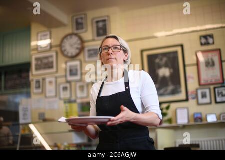 Claudia Perotti, Inhaberin des Regency Cafe in Westminster, London, als der Kanzler seinen Antrag ankündigt, die Menschen zum Essen zu ermutigen, mit einer Mehrwertsteuersabszung von 20% auf 5% im Gastgewerbe und einem Rabatt "Eat Out to Help Out". Gäste, die im August in teilnehmenden Restaurants in ganz Großbritannien essen, können jeden Montag, Dienstag und Mittwoch zum halben Preis speisen. Stockfoto