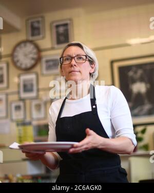 Claudia Perotti, Inhaberin des Regency Cafe in Westminster, London, als der Kanzler seinen Antrag ankündigt, die Menschen zum Essen zu ermutigen, mit einer Mehrwertsteuersabszung von 20% auf 5% im Gastgewerbe und einem Rabatt "Eat Out to Help Out". Gäste, die im August in teilnehmenden Restaurants in ganz Großbritannien essen, können jeden Montag, Dienstag und Mittwoch zum halben Preis speisen. Stockfoto