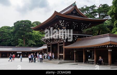 Touristen am Meiji Jingu Schrein Innengelände, Tokio, Japan Stockfoto