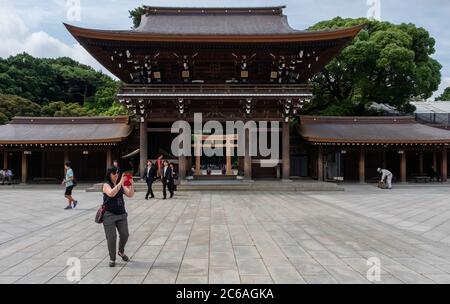 Touristen am Meiji Jingu Schrein Innengelände, Tokio, Japan Stockfoto