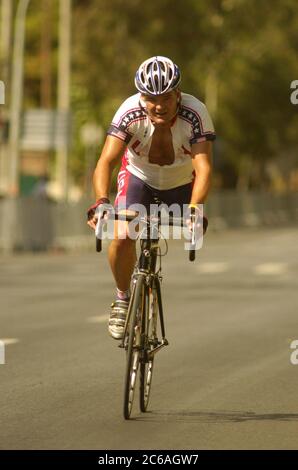 Athen, Griechenland 25SEP04: Road Cycling bei den Paralympischen Spielen: Bradley Cobb in den USA in Aktion beim Männer's LC3 Road Race bei den Athens Paralympics. ©Bob Daemmrich Stockfoto