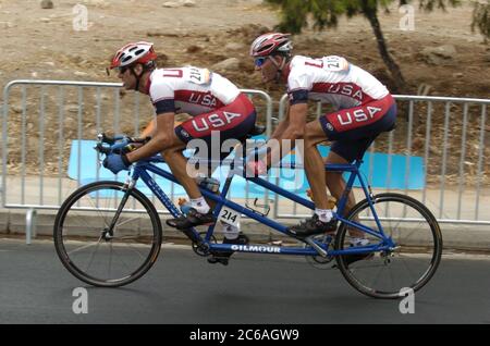 Athen, Griechenland 25SEP04: Road Biking bei den Paralympischen Spielen: US-Pilot Glenn Bunselmeyer (links) und blinder Radfahrer Jason Bryn (rechts) beim B 1-3 Road Race für Männer. Das Team beendete den 11. Platz mit einer 2:44,44-Uhr-Taktung. ©Bob Daemmrich Stockfoto