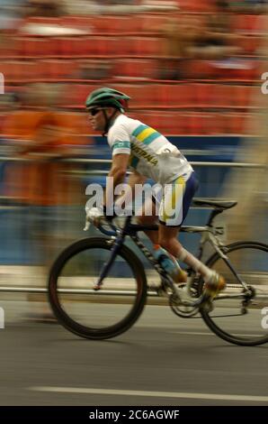 Athen, Griechenland 25SEP04: Road Cycling bei den Paralympischen Spielen: Greg Ball von Australis tritt beim Männer-LC4-Straßenrennen um Amputierte an. ©Bob Daemmrich Stockfoto