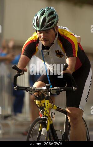 Athen, Griechenland 25SEP04: Road Cycling bei den Paralympischen Spielen: Hans Peter Beier aus Deutschland nimmt am Männer LC4 Road Race Teil. ©Bob Daemmrich Stockfoto