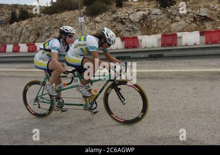 Athen, Griechenland 25SEP04: Road Cycling bei den Paralympischen Spielen: Janet Shaw (blind, links) der Australier, blind und Pilot Kelly McCombie (gesichtet, rechts) beim Frauen-Tandemrennen, wo sie den dritten Platz belegten. ©Bob Daemmrich Stockfoto